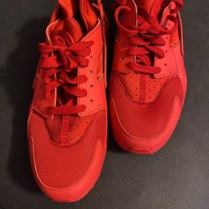 Nike Huaraches size 9 in men. Send me an offer. I like to bargain.